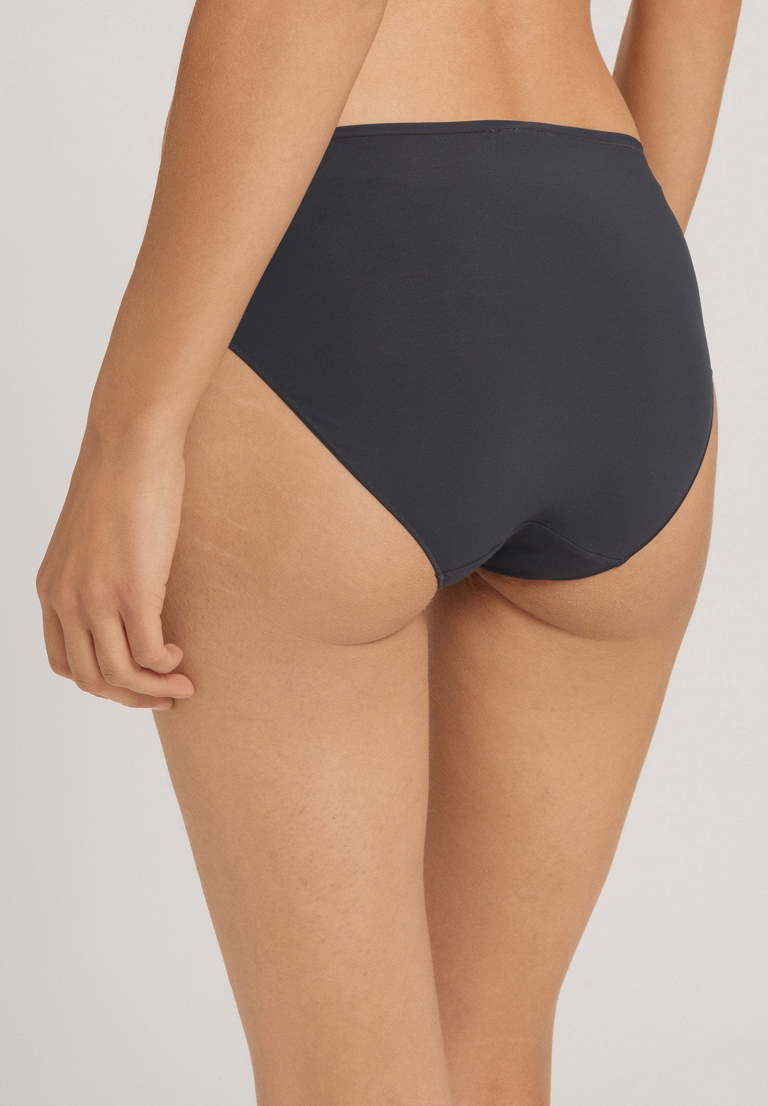 hanro-allure-midi-briefs-slip-obsidian-microfaser image 4