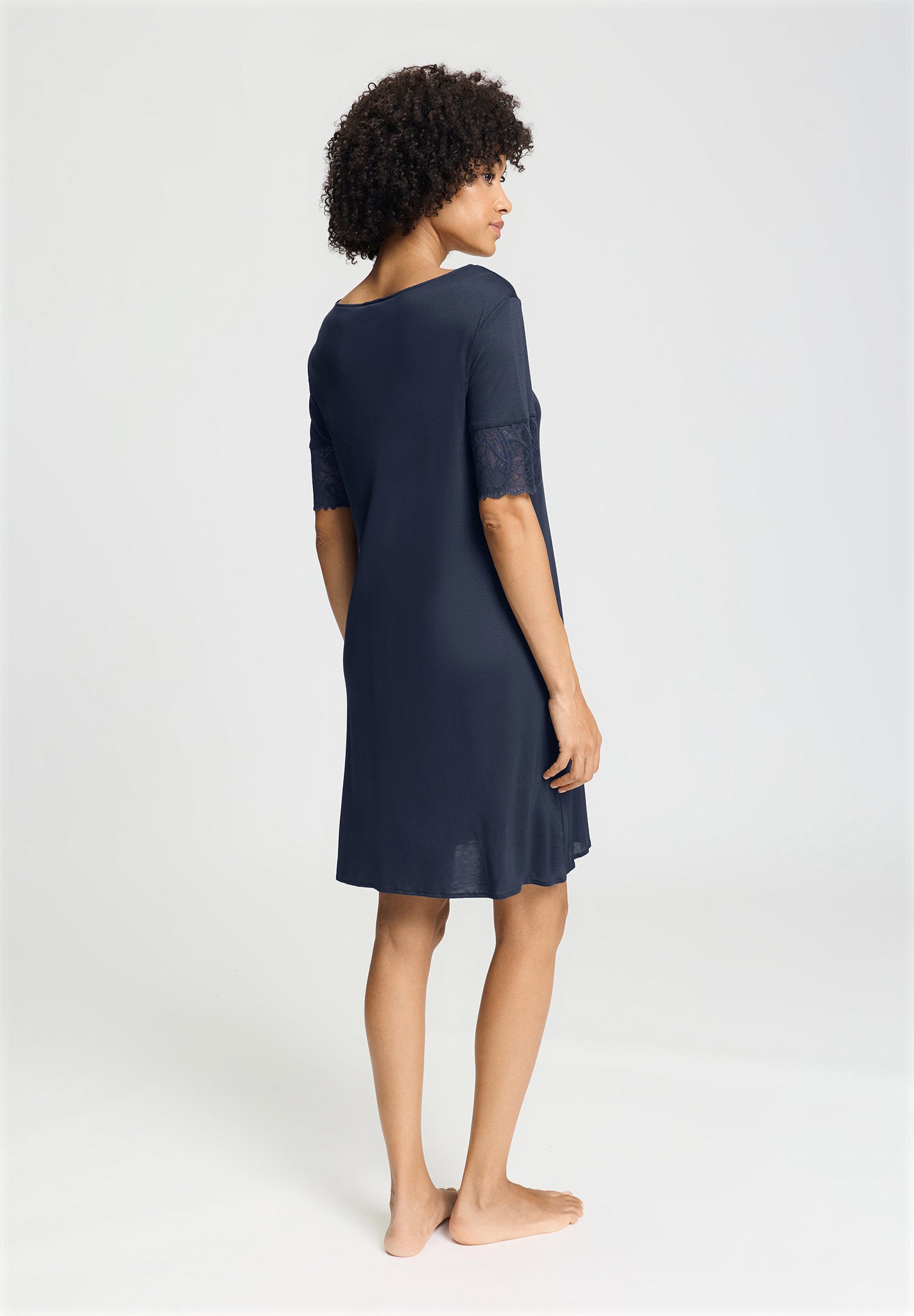 hanro-azelia-nachthemd-damen-deep-navy-tencel-spitze image 4