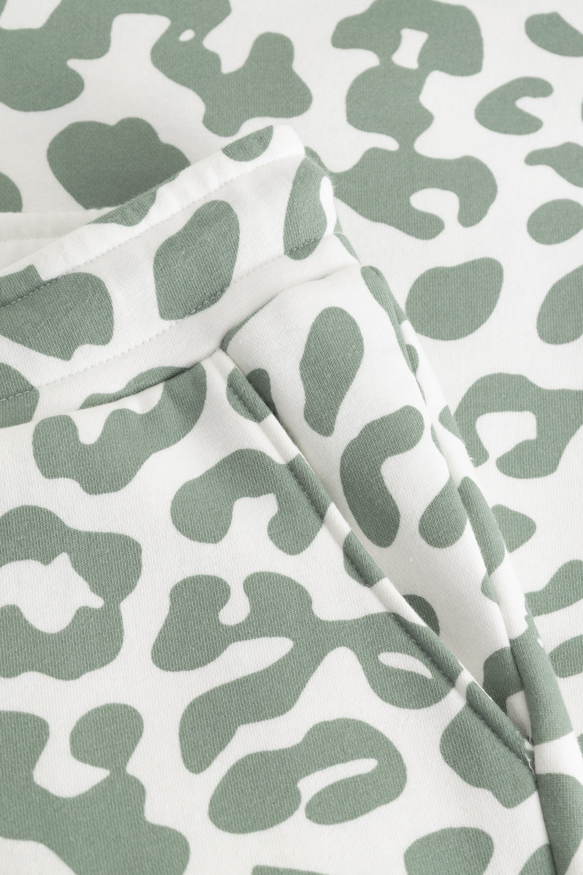 r-sch-be-happy-hose-lang-gr-n-leo-print-sweat image 6