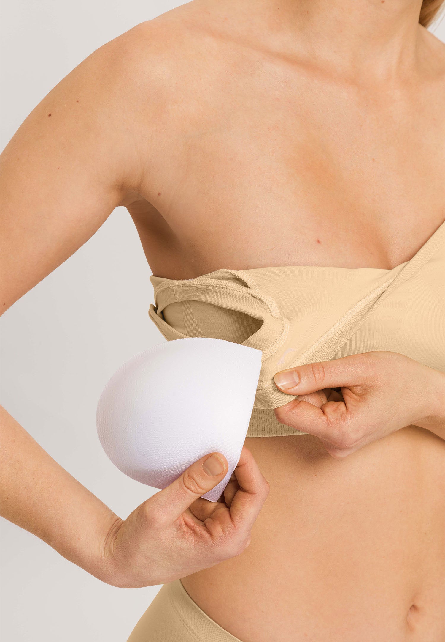 hanro-touch-feeling-padded-crop-top-bustier-beige image 7