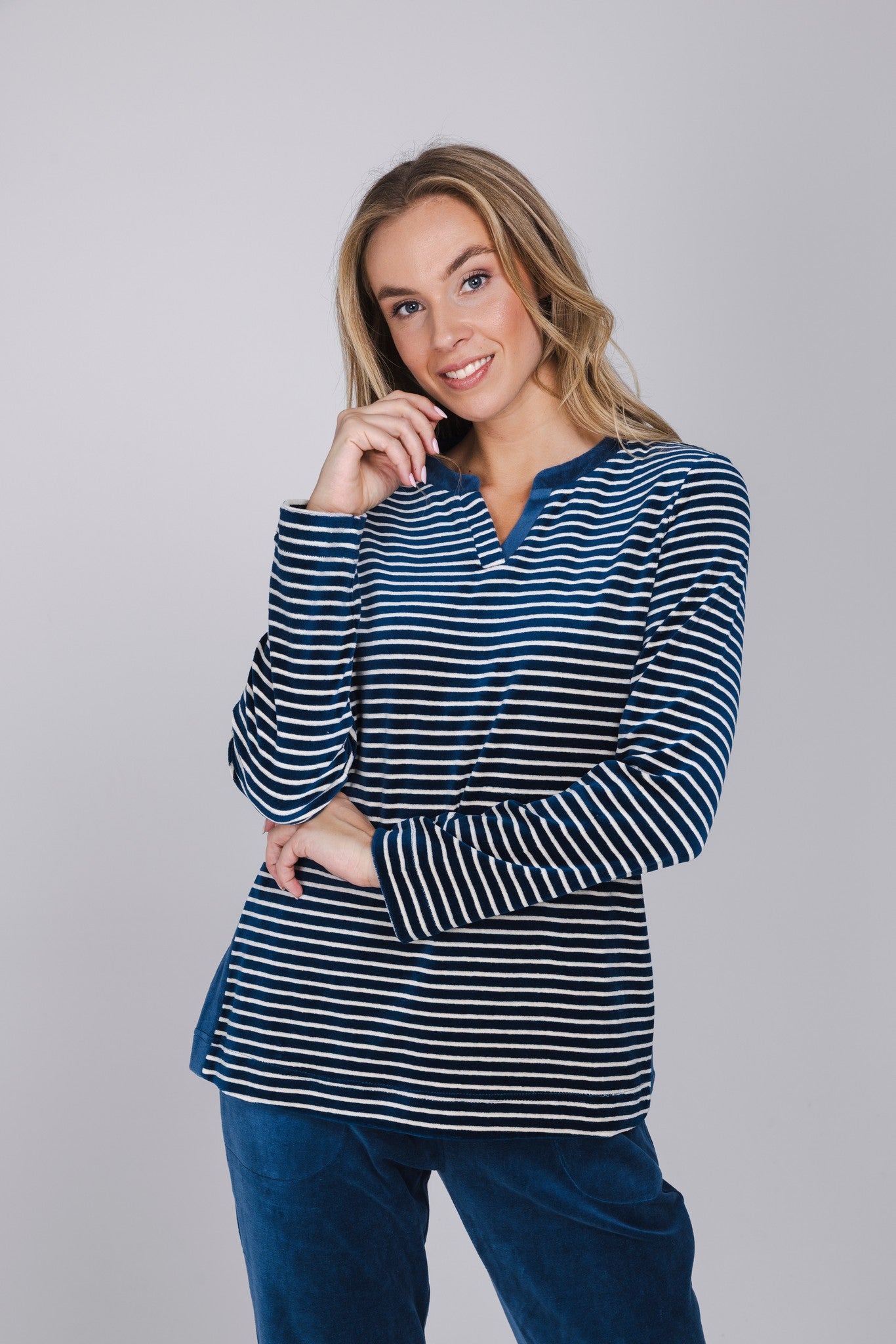 pastunette-nordic-bloom-pyjama-damen-blau-velours-gestreift image 5