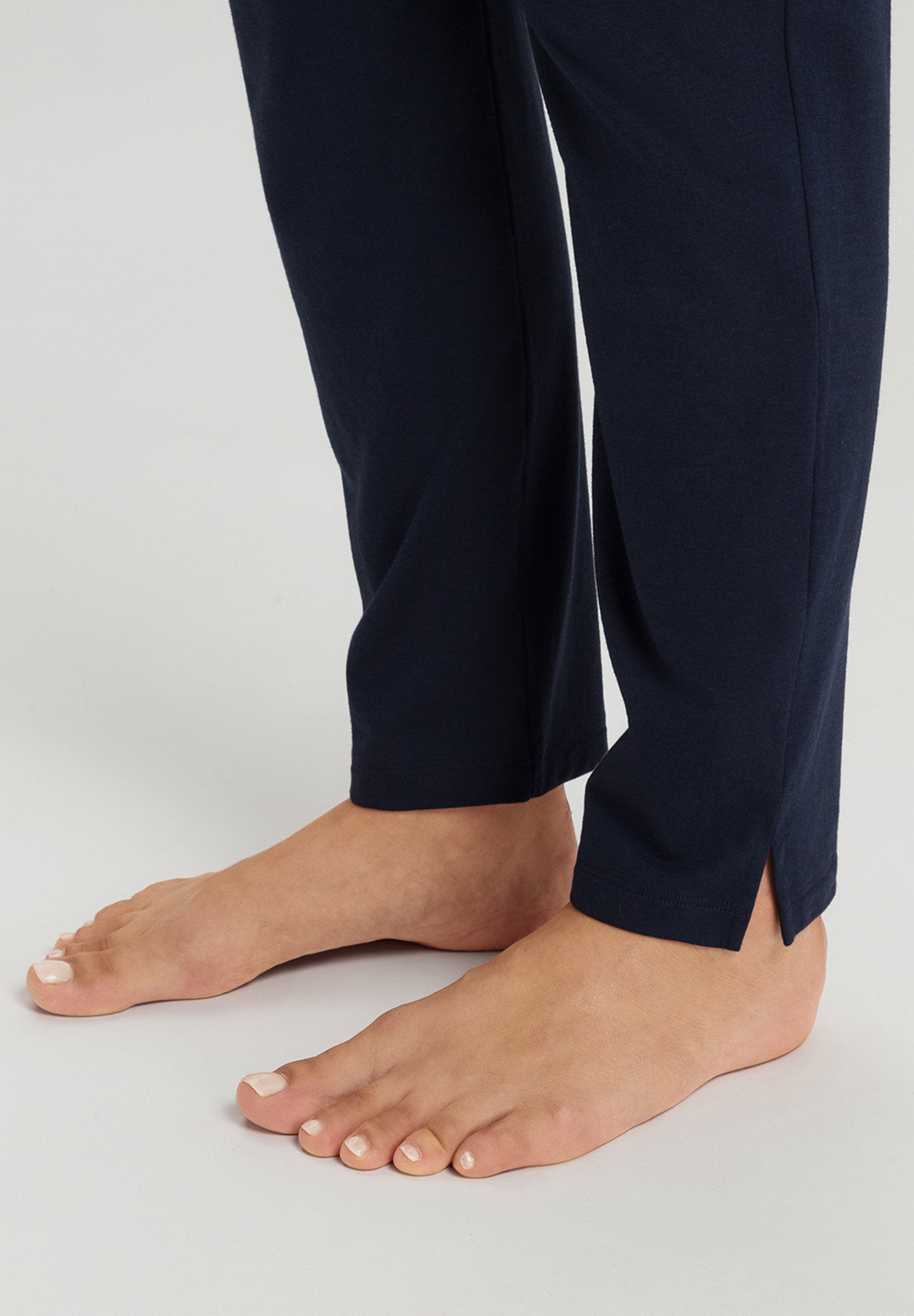 hanro-sleep-lounge-hose-lang-deep-navy-tencel-modal image 6