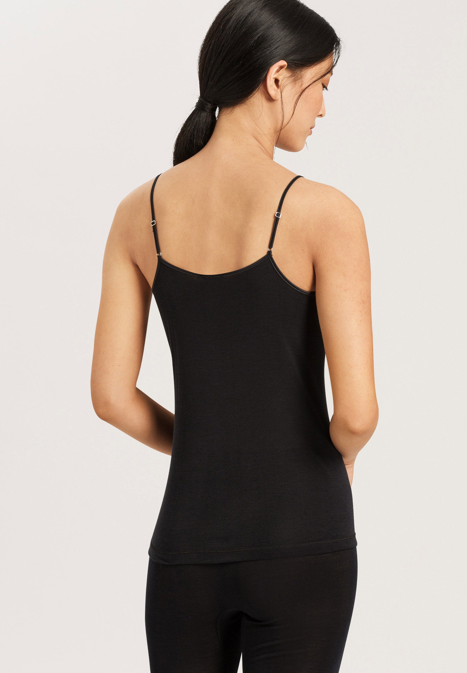 hanro-pure-silk-spaghetti-top-schwarz-100-seide-nahtlos image 4