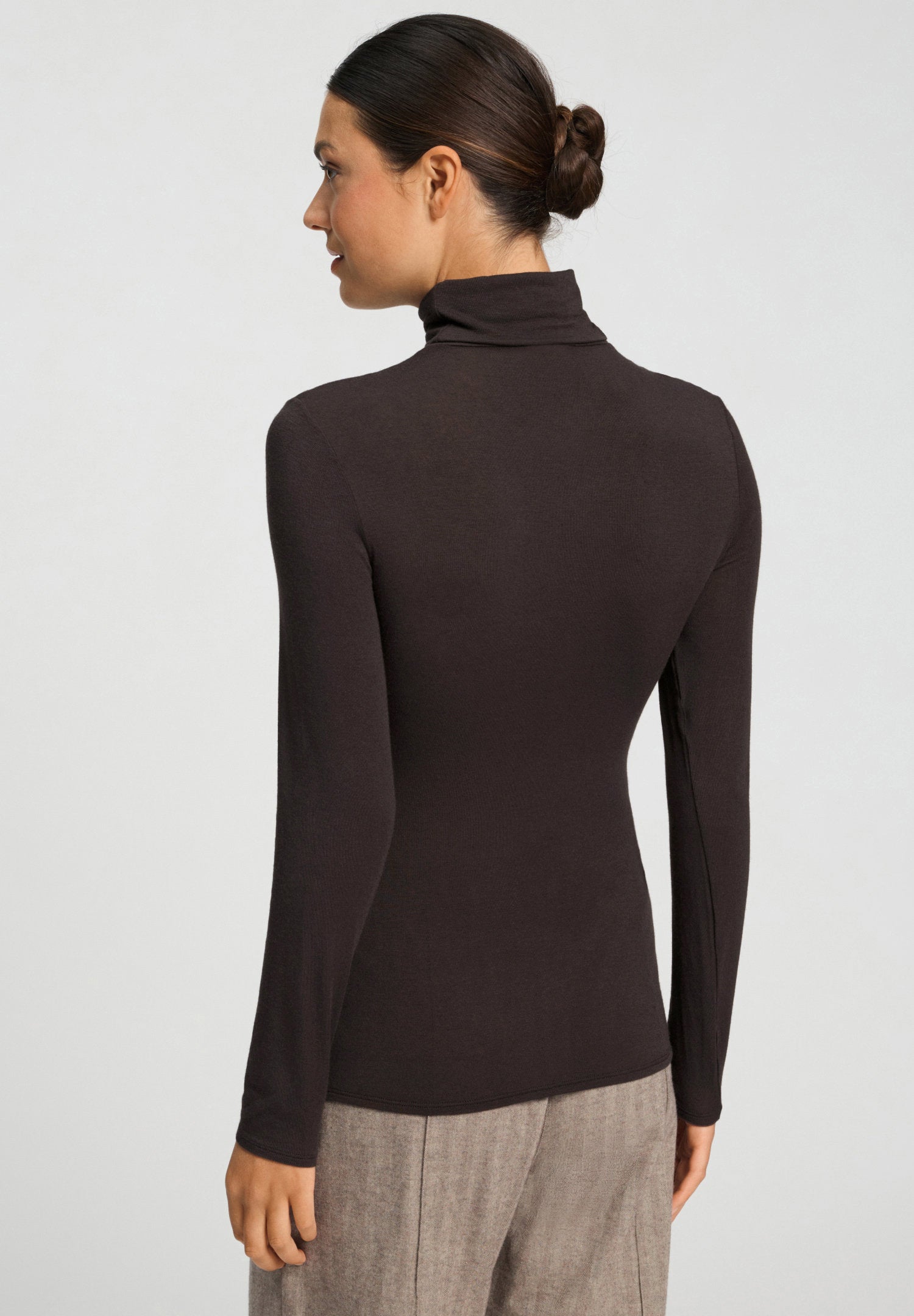hanro-ultralight-wool-rollkragen-shirt-damen-dark-mocha image 4