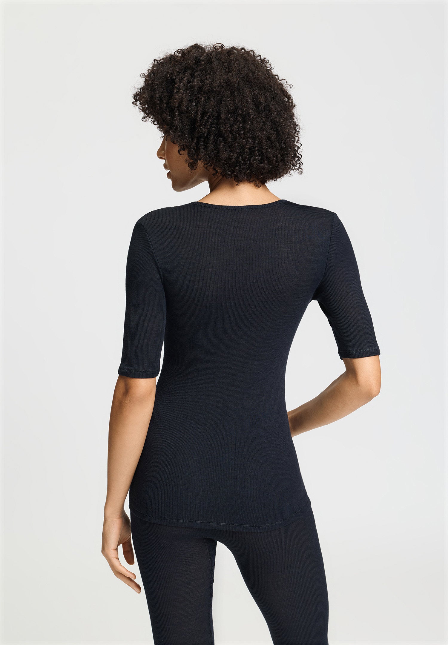 hanro-woolen-lace-kurzarm-shirt-damen-schwarz-merinowolle image 4