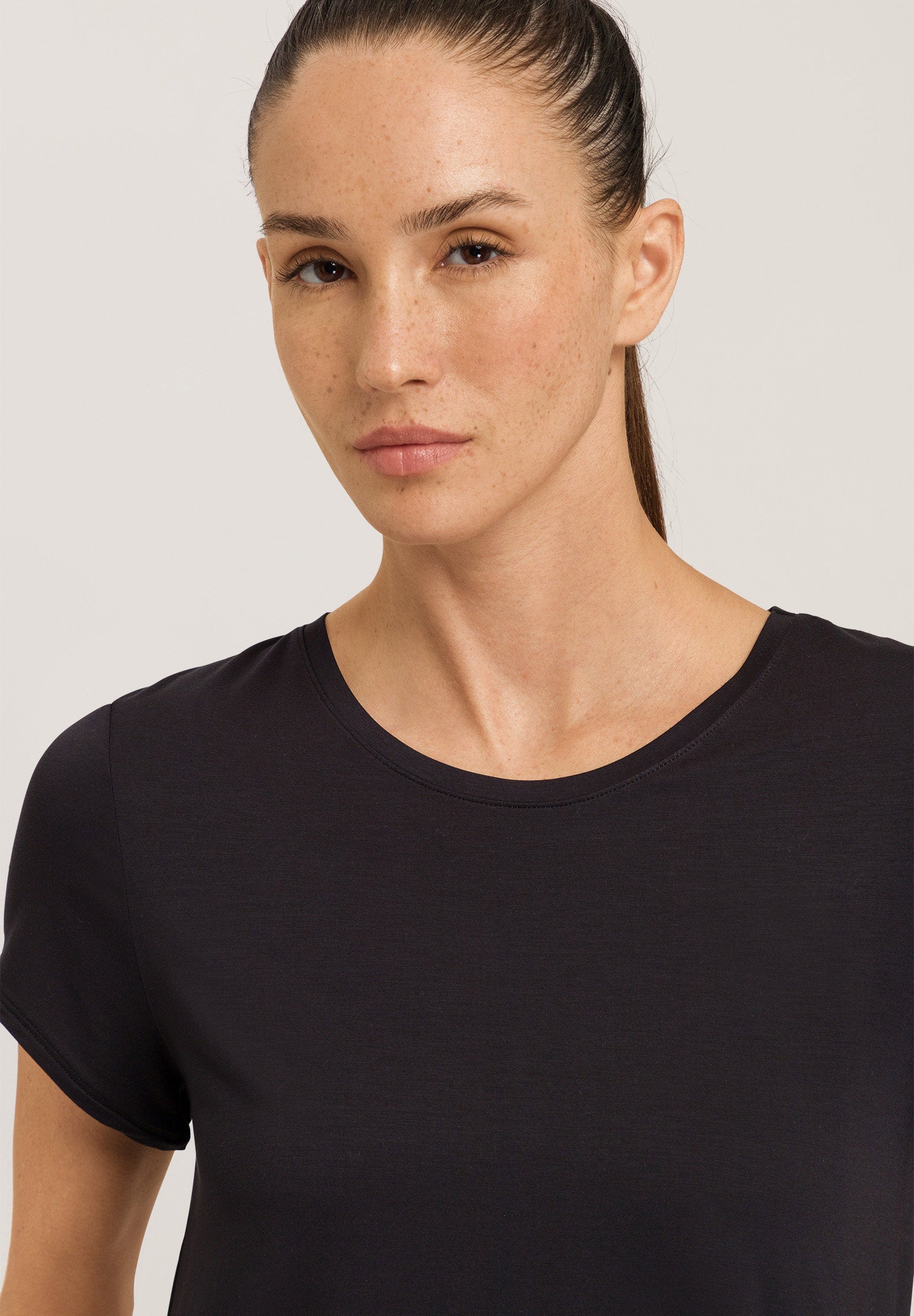 hanro-yoga-kurzarm-shirt-micromodal-black-beauty image 6