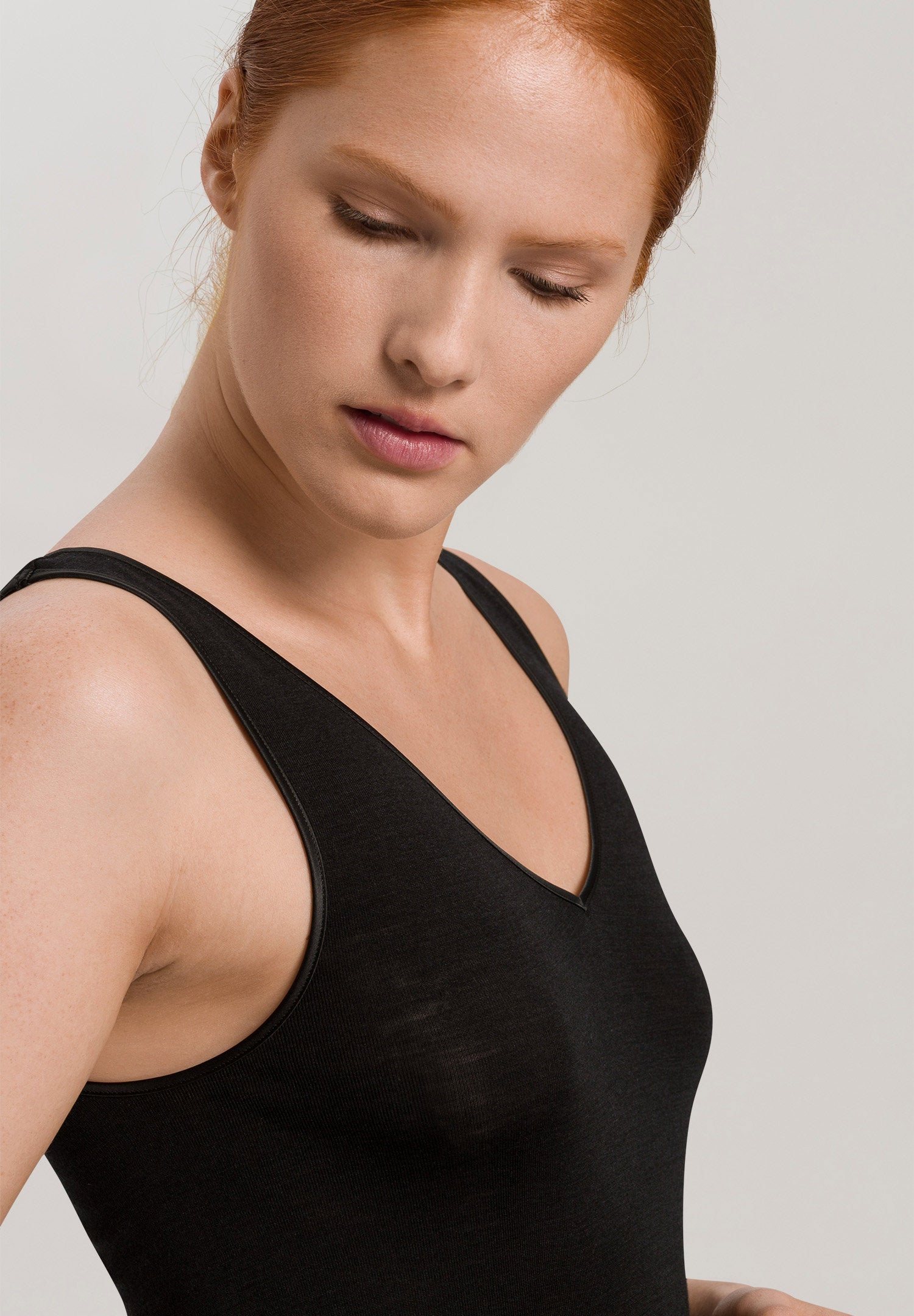 hanro-woolen-silk-tank-top-schwarz-wolle-seide-nahtlos image 6