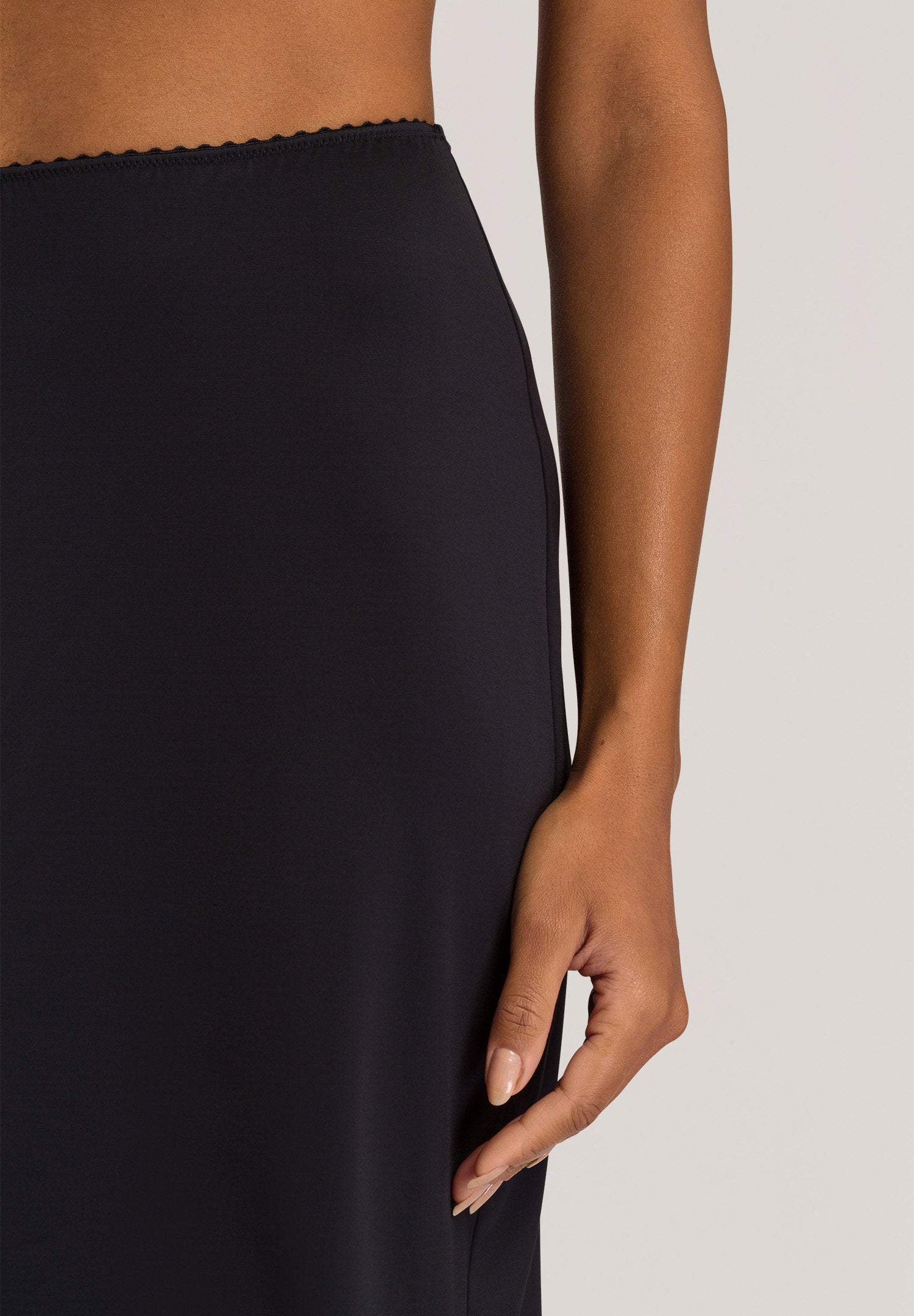 hanro-satin-deluxe-unterrock-schwarz-viskose-halbslip image 6