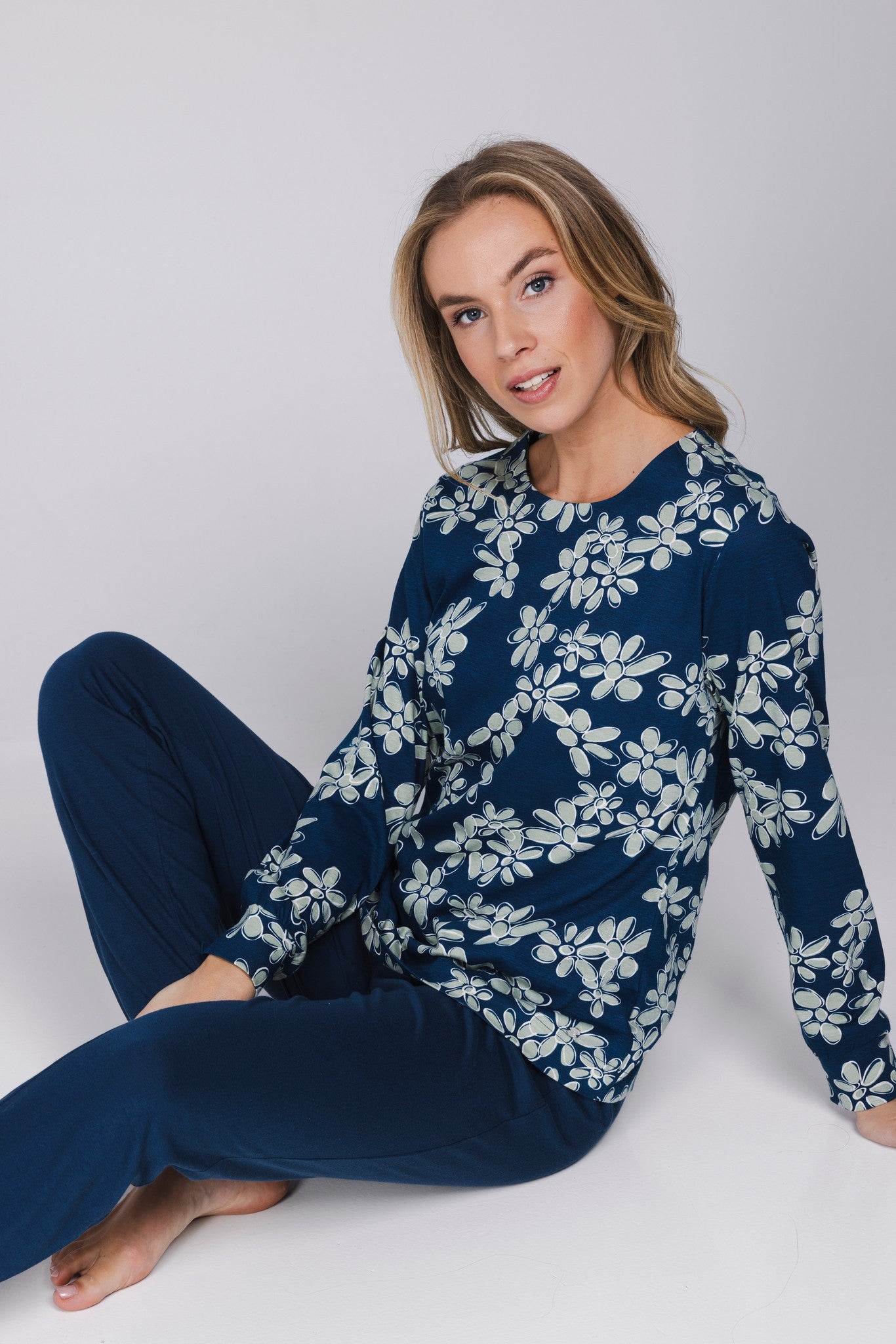 pastunette-nordic-bloom-pyjama-blau-blumen-biobaumwolle image 5