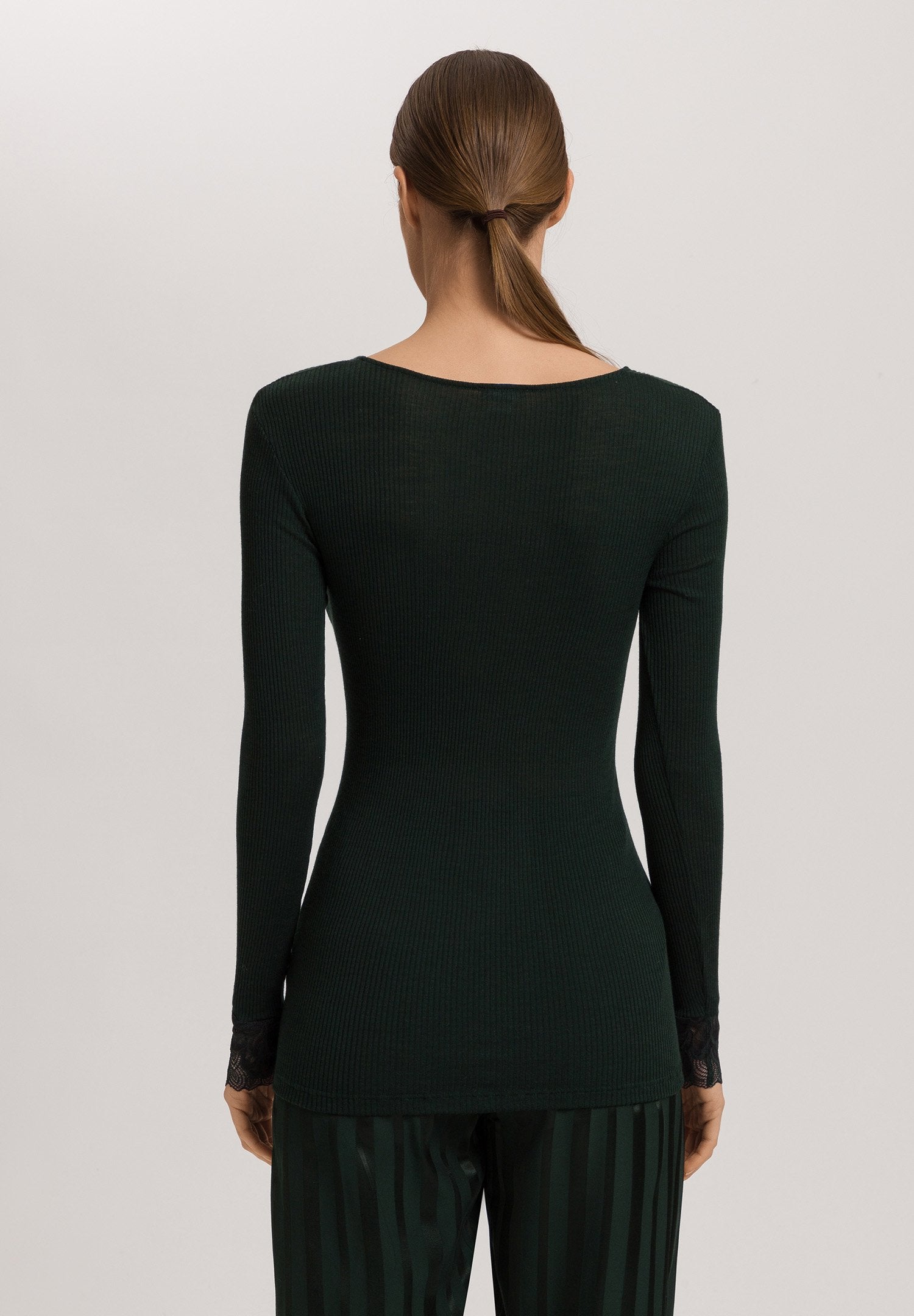 hanro-celeste-langarmshirt-damen-dark-malachite-wolle-seide image 4