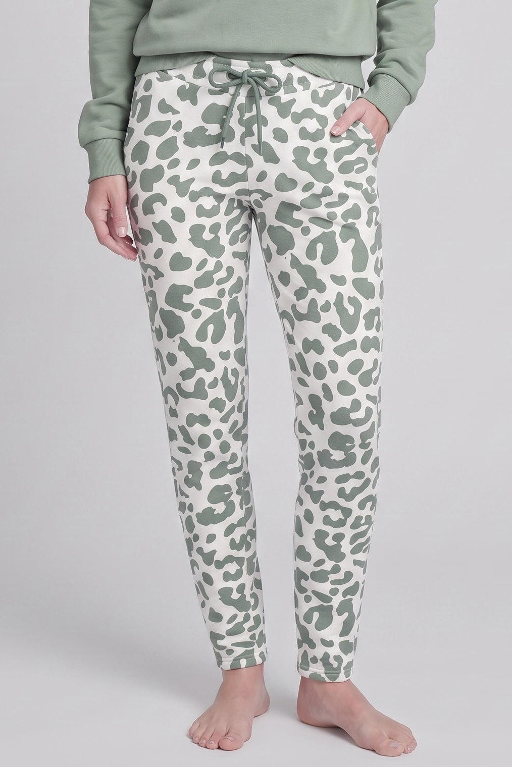 r-sch-be-happy-hose-lang-gr-n-leo-print-sweat image 1