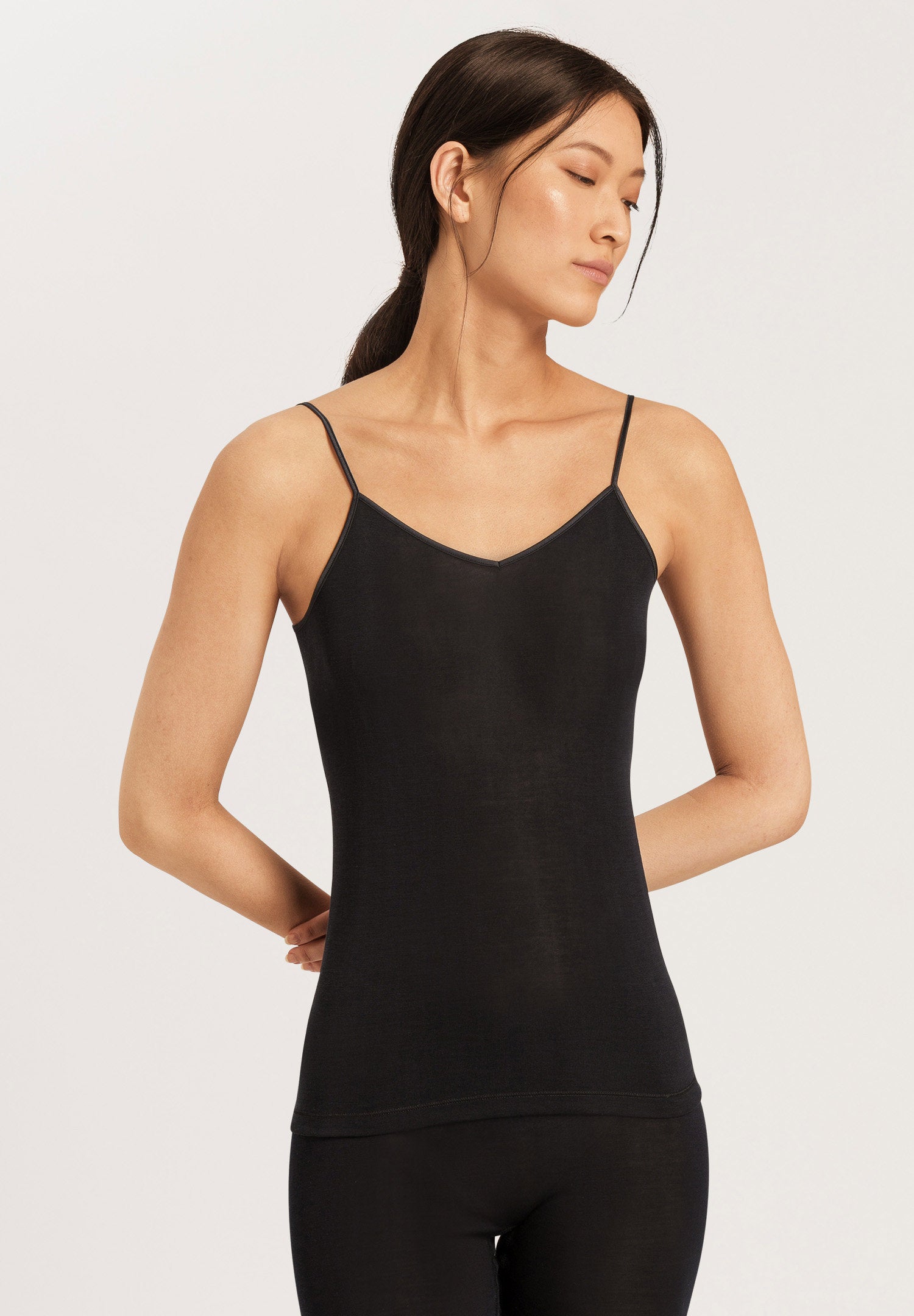 hanro-pure-silk-spaghetti-top-schwarz-100-seide-nahtlos image 2