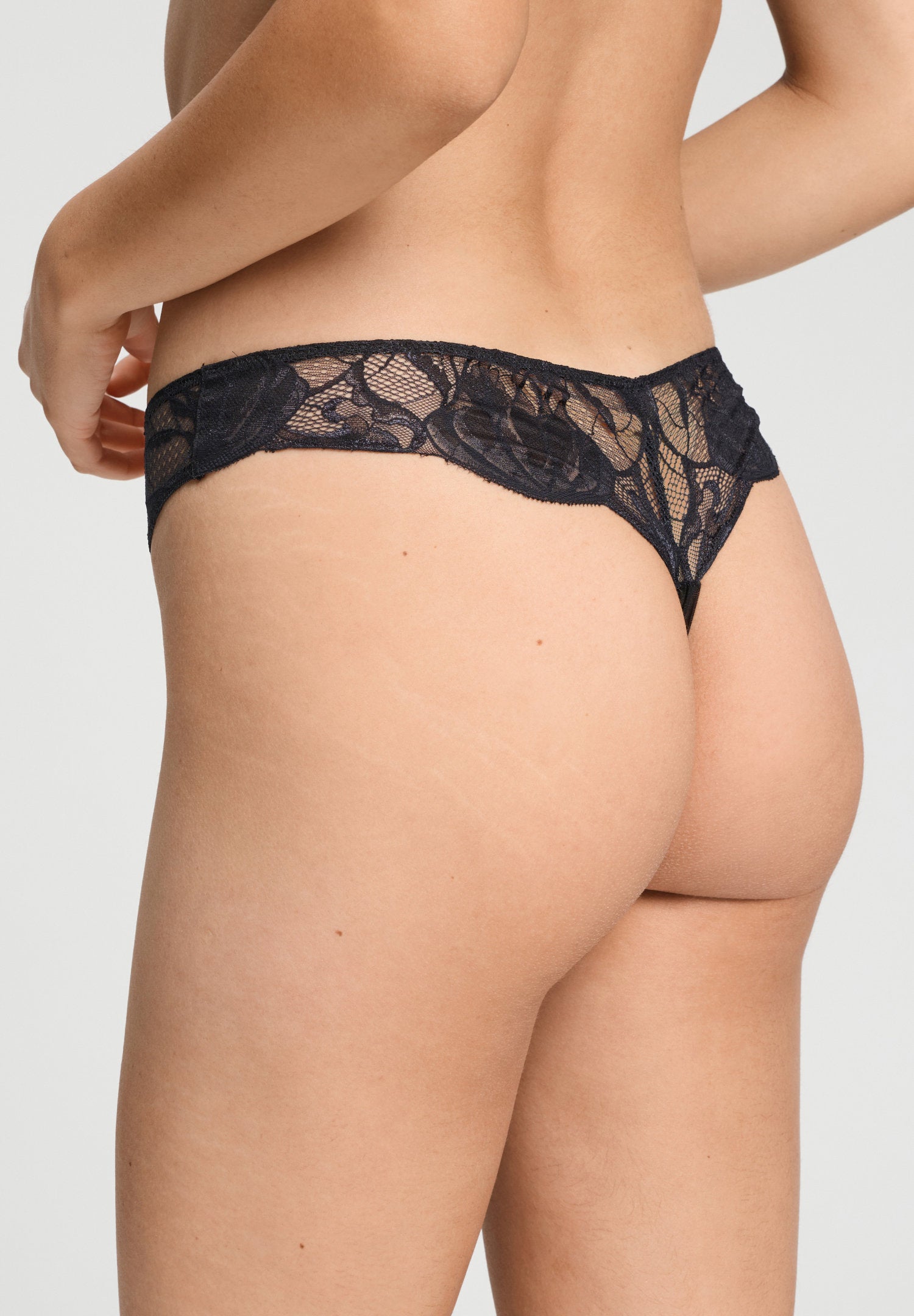hanro-lysia-thong-string-damen-schwarz-spitze image 4