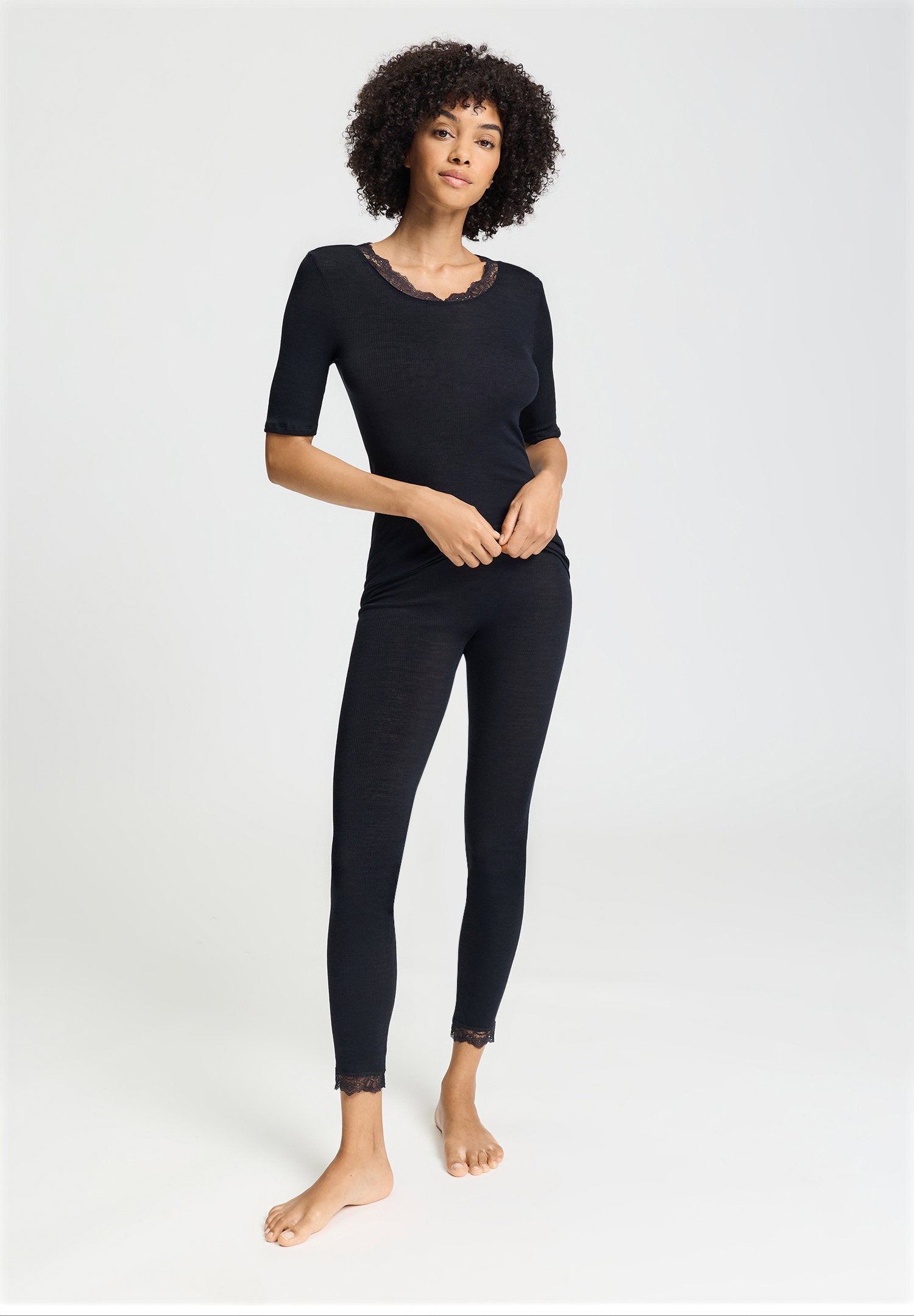 hanro-woolen-lace-kurzarm-shirt-damen-schwarz-merinowolle image 5