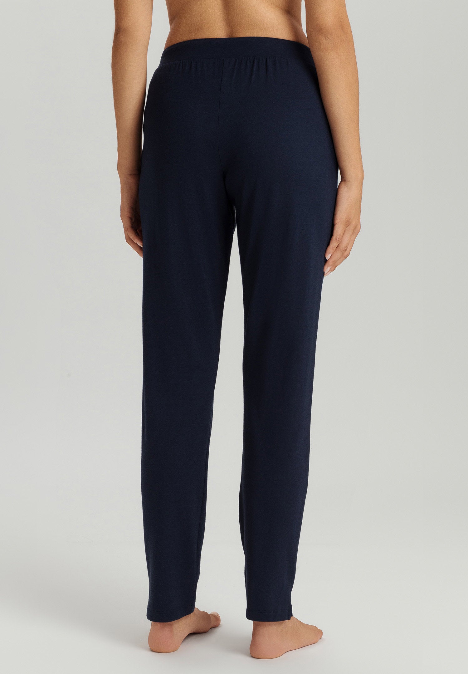 hanro-sleep-lounge-hose-lang-deep-navy-tencel-modal image 4