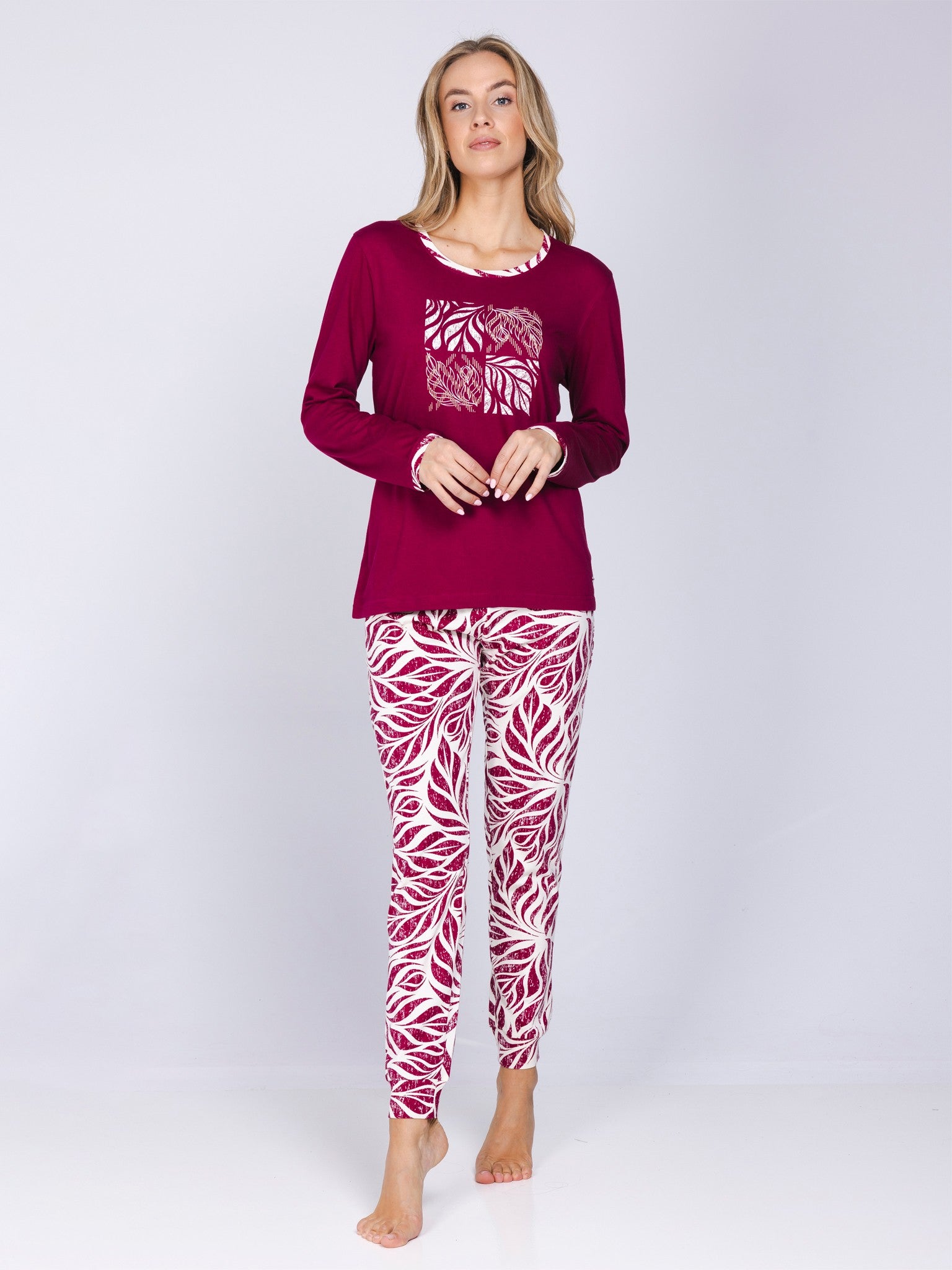pastunette-rosewood-comfort-pyjama-rot-bio-baumwolle-blattprint image 2