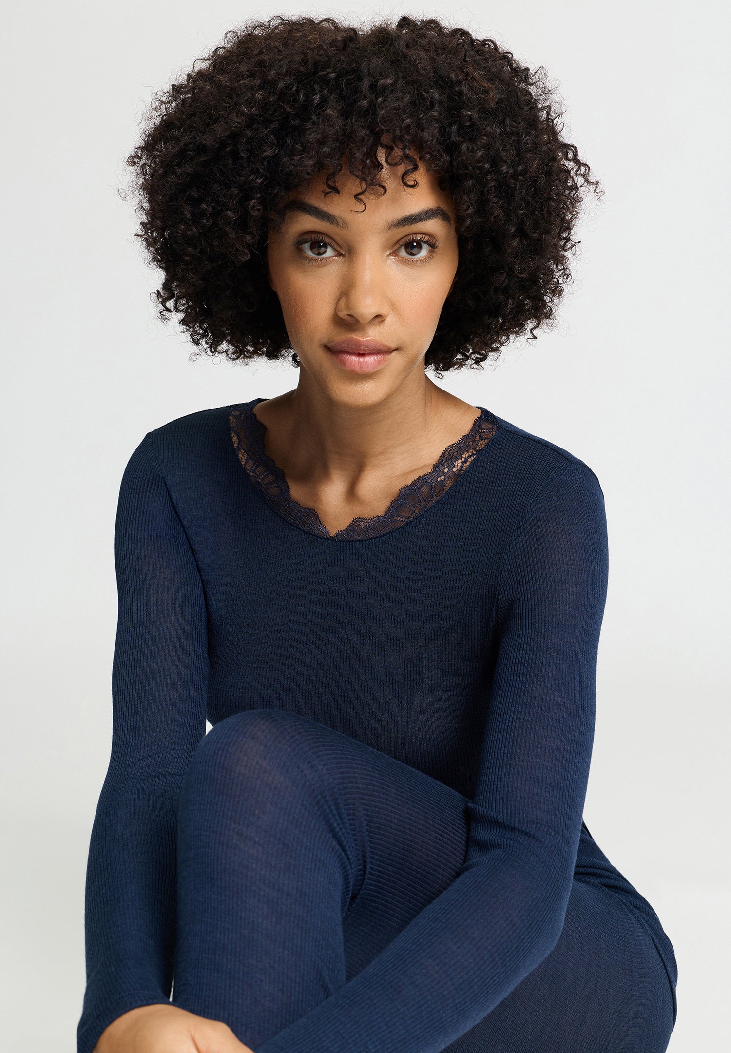 hanro-woolen-lace-langarmshirt-deep-navy-wolle-seide-spitze image 6