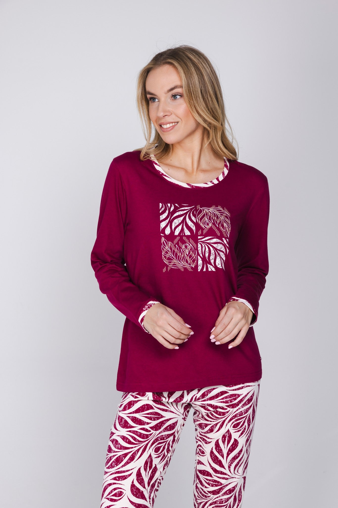 pastunette-rosewood-comfort-pyjama-rot-bio-baumwolle-blattprint image 4