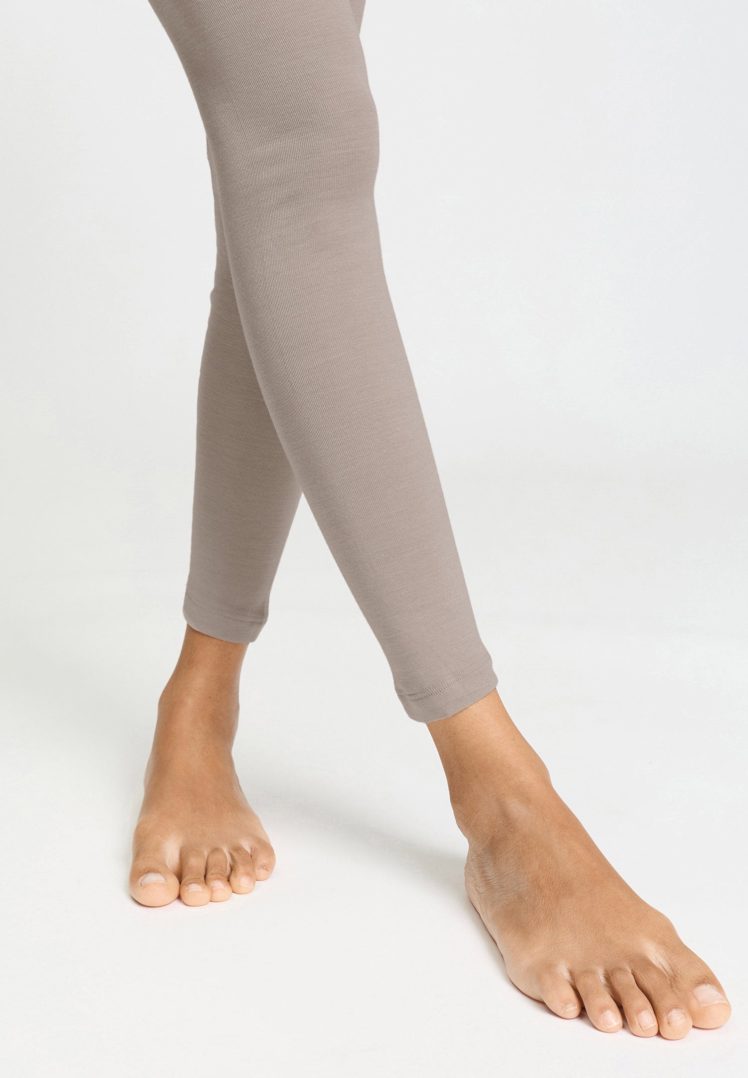 hanro-woolen-silk-leggings-rose-grey-wolle-seide-nahtlos image 6