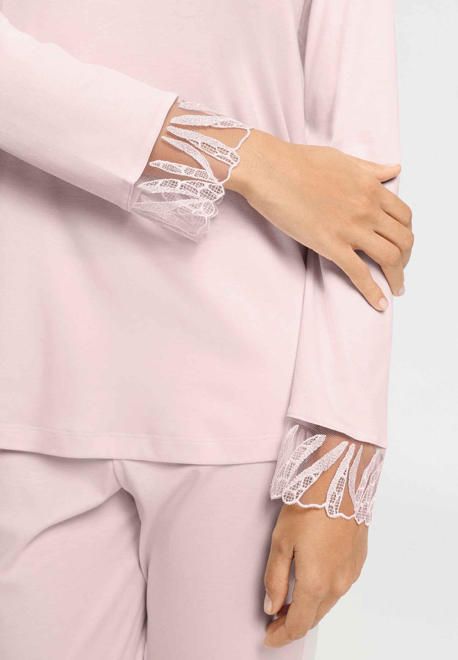 hanro-rosaria-pyjama-langarm-rose-bath-baumwolle-stickerei image 6