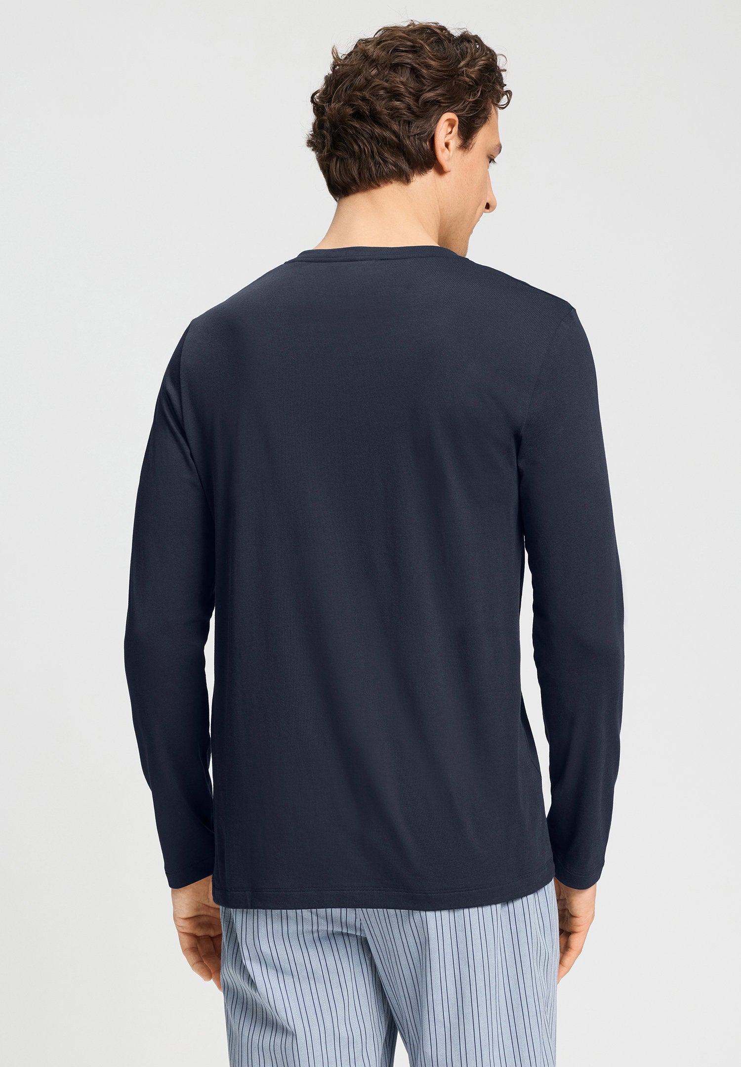 hanro-night-and-day-langarmshirt-deep-navy-modal image 4