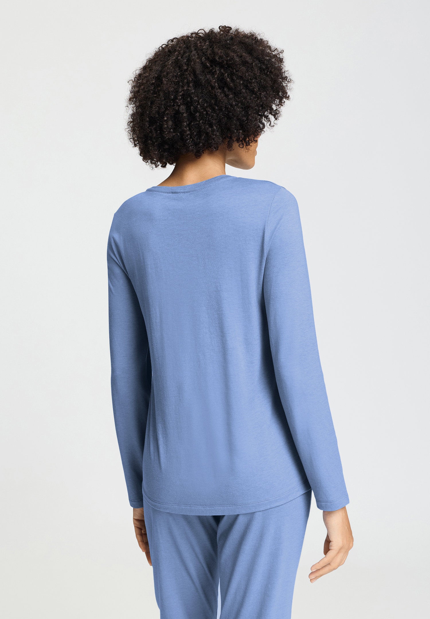 hanro-sleep-lounge-langarmshirt-bluebird-tencel-modal image 4