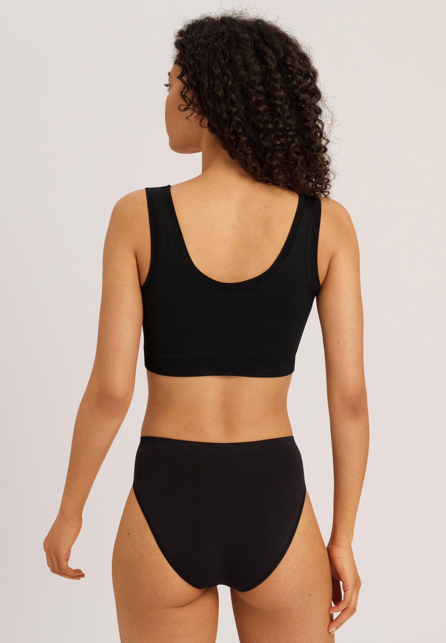 hanro-touch-feeling-padded-crop-top-bustier-schwarz-microfaser image 4