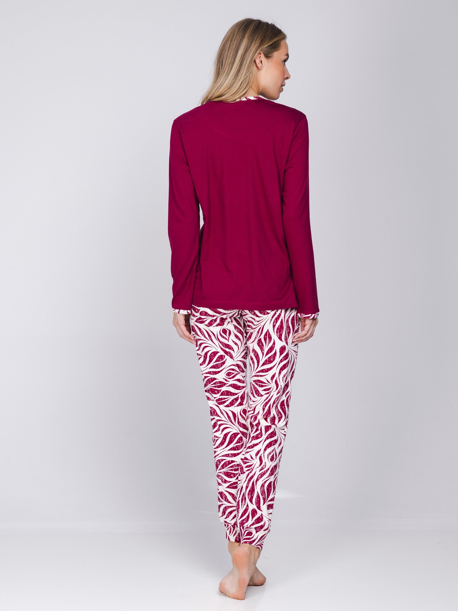 pastunette-rosewood-comfort-pyjama-rot-bio-baumwolle-blattprint image 3