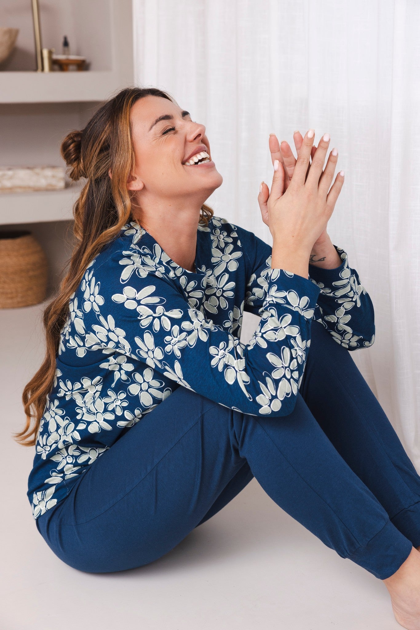 pastunette-nordic-bloom-pyjama-blau-blumen-biobaumwolle image 2