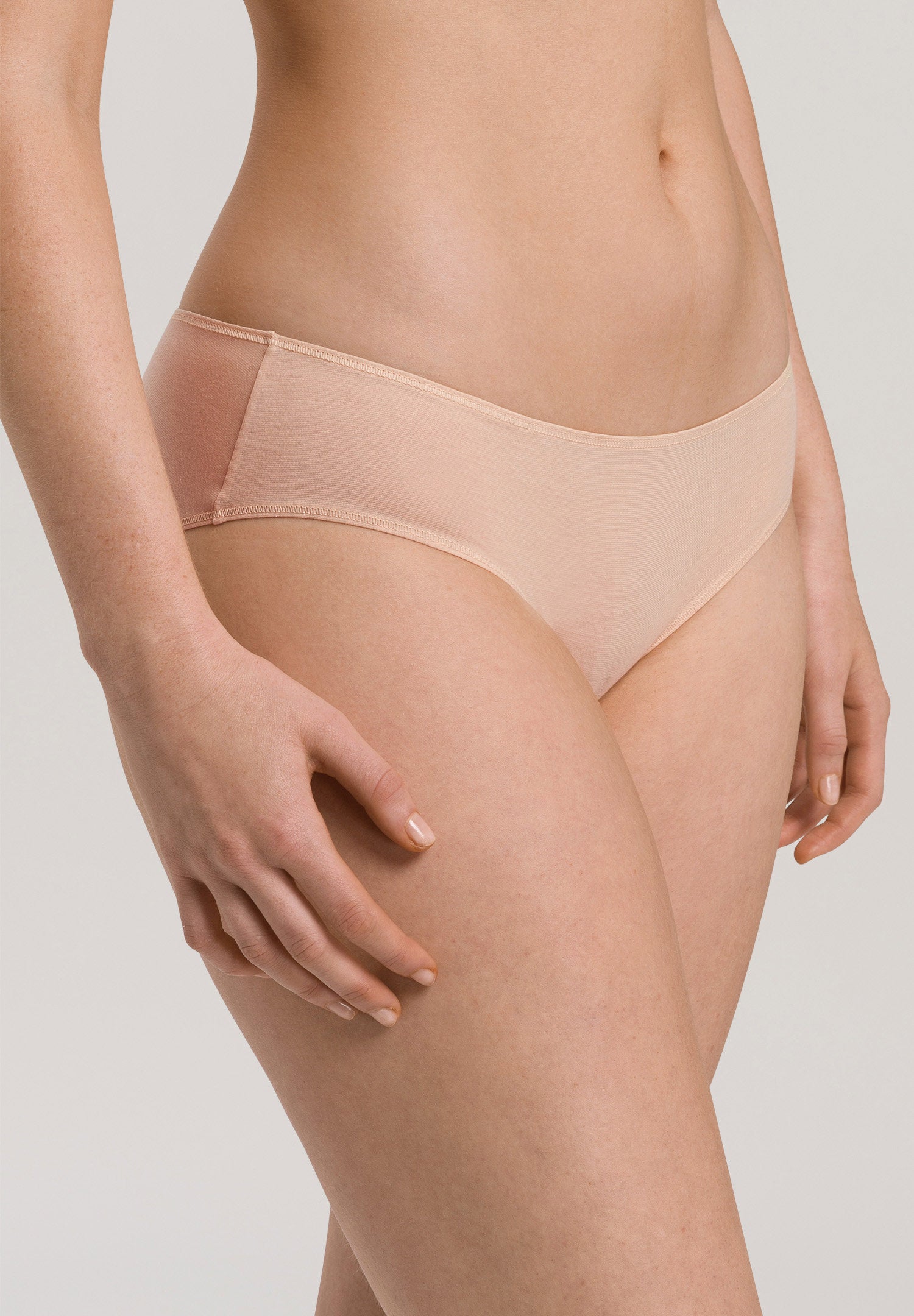 hanro-ultralight-midi-brief-slip-damen-beige-pima-baumwolle image 2