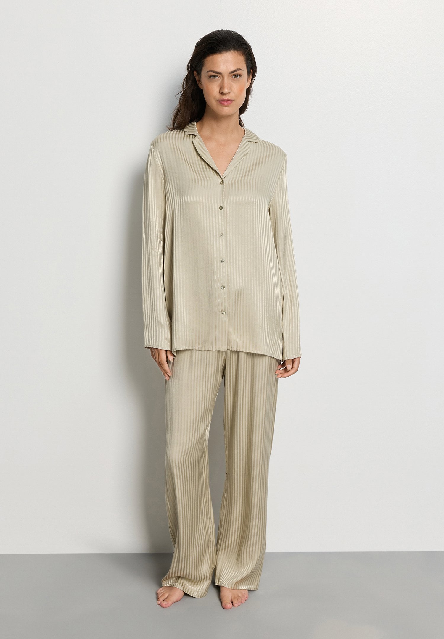 hanro-sleep-lounge-074857-bigshirt-olive-stem-viskose image 5