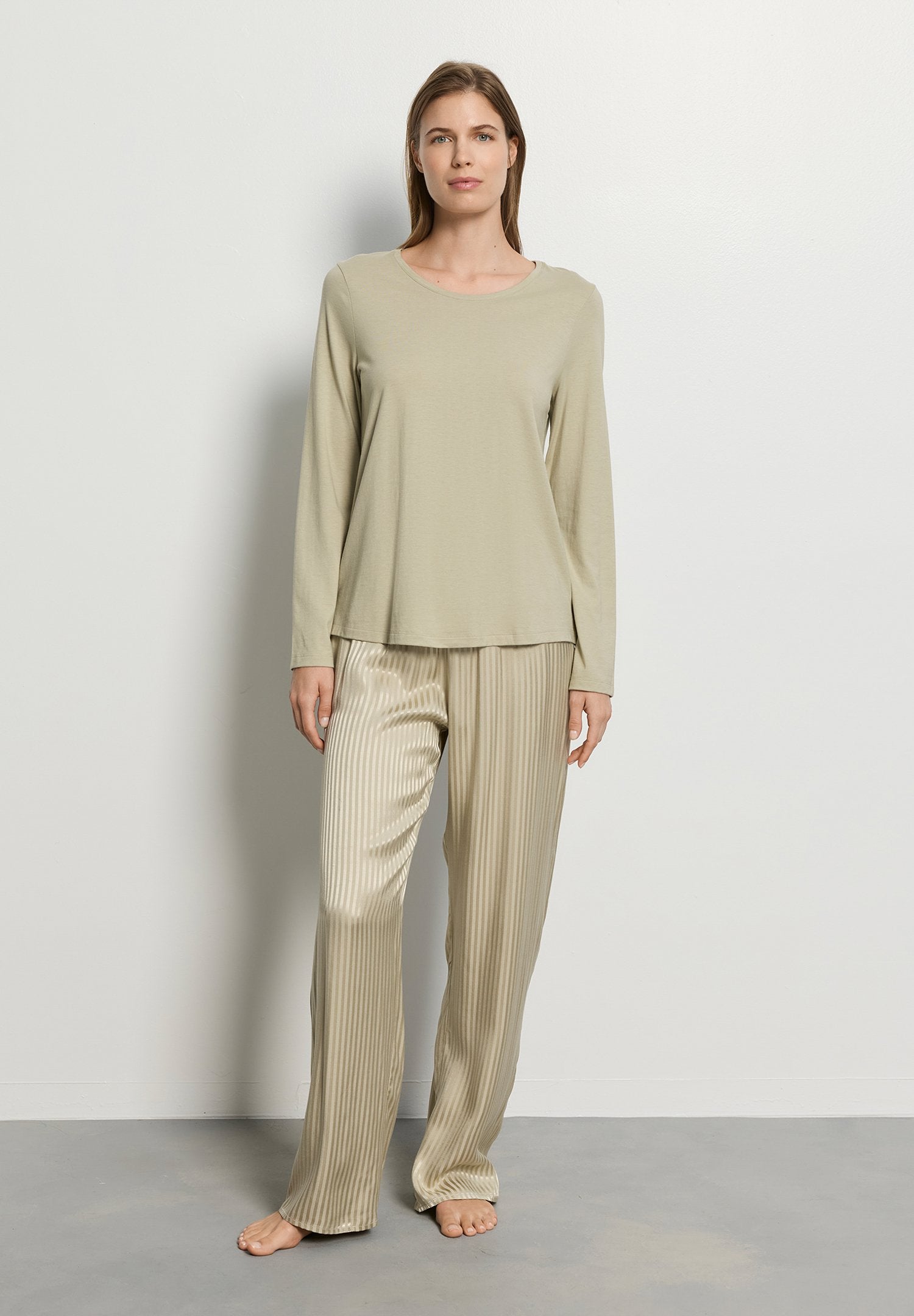 hanro-sleep-lounge-langarmshirt-olive-tencel-modal image 5