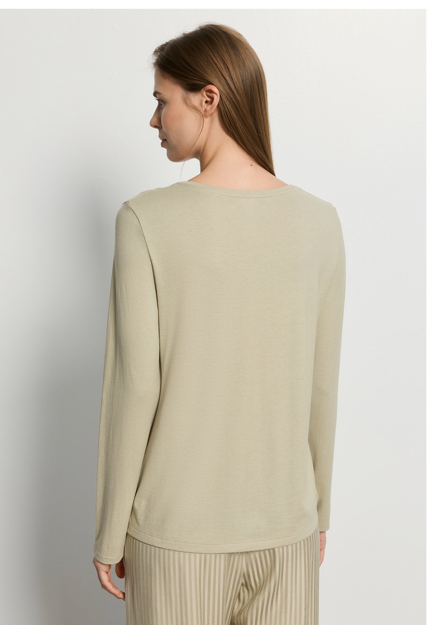 hanro-sleep-lounge-langarmshirt-olive-tencel-modal image 4