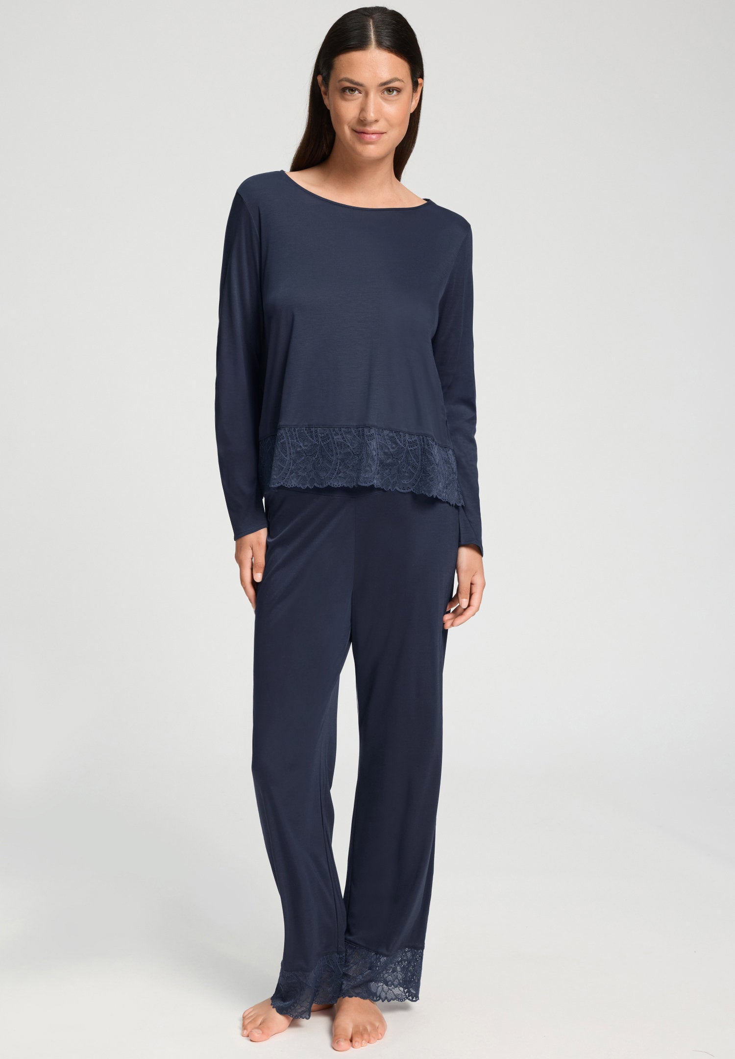 hanro-azelia-pyjama-lang-deep-navy-micromodal-spitze image 2